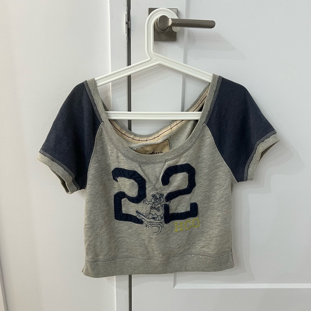OFF THE SHOULDER HOLLISTER TOP
